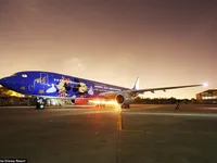 Máy bay sơn hình chuột Mickey khiến trẻ em mê mẩn ở Thượng Hải