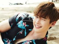 Lee Jong Suk phát hành điện thoại mang tên mình