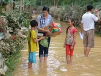 Hoa hậu Ngọc Hân lội nước chuyển đồ cứu trợ đồng bào miền Trung