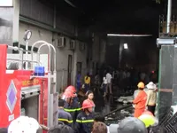 Bình Dương: Cháy lớn làm đổ sập cơ sở ve chai