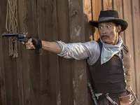 Lee Byung Hun bụi bặm, phong trần trong “Magnificent Seven”