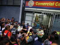 Xe tải chở bột mì bị cướp giữa ban ngày tại Venezuela