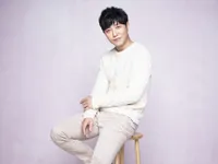 Sao phim 'Descendants of the Sun' ch&agrave;o đ&oacute;n con trai thứ hai