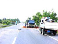 Quảng Nam: Xe tải nổ lốp, lật ngang đường