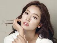 Park Shin Hye chi tiền khủng làm từ thiện