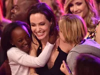 Angelina Jolie quyết giành quyền nuôi con, không thèm trợ cấp của Brad Pitt