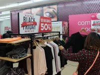 Người dân Hà Nội nườm nượp săn đồ giảm giá trong ngày Black Friday