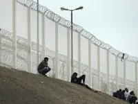 Nước Anh xây tường rào 4m ngăn người di cư