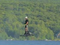 Bay trên không với ván trượt hoverboard