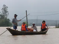 Cứu trợ khẩn cấp 4 tỉnh miền Trung bị thiệt hại nghiệm trọng do mưa lũ
