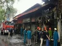 Cháy lớn thiêu rụi 6 ki-ốt ở Tây Mỗ, Hà Nội