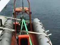 Cứu 10 thuyền viên tàu cá gặp nạn trên biển Nghệ An
