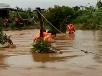 Bộ đội biên phòng cứu 6 người dân bị mắc kẹt do mưa lũ