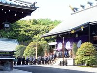 Thủ tướng Nhật Bản gửi đồ lễ tới đền Yasukuni