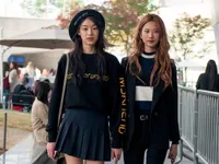 Màu đen cá tính 'phủ sóng' thời trang đường phố Hàn Quốc