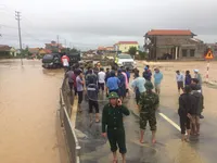 Quảng Bình ngập sâu, họp khẩn giải cứu các đoàn tàu mắc kẹt