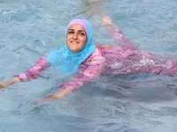 Burkini c&oacute; g&igrave; m&agrave; Ph&aacute;p cấm đo&aacute;n dữ dội?