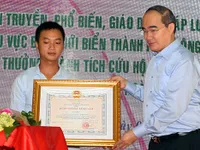 Tặng huân chương cho ngư dân cứu người vụ chìm tàu sông Hàn