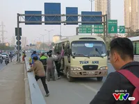 Hà Nội: Xe khách ngang nhiên đón trả khách trên đường Vành đai 3