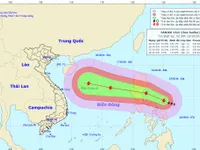 Bão di chuyển theo hướng Tây Tây Bắc và tiếp tục mạnh thêm