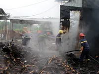 Quảng Ninh: Cháy xưởng gỗ, thiệt hại hàng trăm triệu đồng