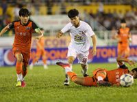 VIDEO: Công Phượng lốp bóng trúng xà ngang khung thành U21 Gangwon