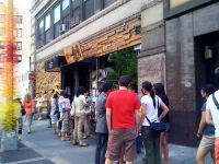 Xếp hàng dài chờ thưởng thức mỳ ramen siêu anh hùng ở New York