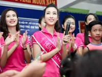 Hoa hậu Việt Nam 2016 đón Trung Thu sớm cùng các trẻ em mồ côi