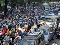 TP.HCM: Hỗn loạn giao thông ở cửa ngõ sân bay Tân Sơn Nhất vì kẹt xe