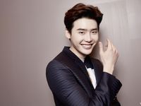 Lee Jong Suk hết mình ủng hộ Huyền thoại biển xanh