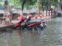 Mưa lớn trái mùa ở Biên Hòa, nhiều tuyến đường ngập nặng