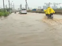 Đường TP.HCM ngập trong biển nước sau cơn mưa lớn