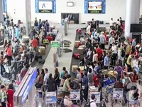 Over 53,000 people go through Noi Bai int'l airport during four Tet days