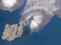Khoảnh khắc kinh hoàng núi lửa phun trào nhìn từ không gian