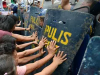 Philippines: Xe cảnh sát cán người biểu tình