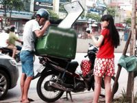 Đội nắng giao hàng, shipper kiếm bộn ngày hè nóng