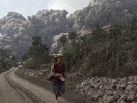 Indonesia: Núi lửa Sinabung phun trào dữ dội