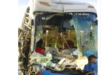 Quảng Ngãi: Xe khách đâm ô tô tải trên QL1A, 9 người bị thương