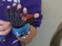 Găng tay chuyển đổi ng&ocirc;n ngữ k&yacute; hiệu th&agrave;nh lời n&oacute;i