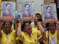 Người dân Thái Lan khóc nghẹn, tiếc thương Nhà vua Bhumibol Adulyadej