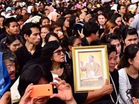 Thailand prays for King Bhumibol Adulyadej