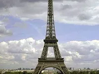 Một phần cầu thang của tháp Eiffel (Pháp) được bán với giá nửa triệu euro