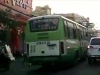 Xe bus lấn làn vượt ẩu, va chạm với người điều khiển xe máy