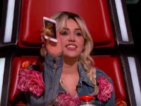 The Voice Mỹ: Miley Cyrus khoe ảnh lợn cưng với Blake Shelton