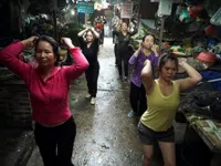 Muôn kiểu tập thể dục buổi sáng của người dân Thủ đô