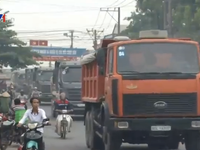 Hà Nội: 'Né' trạm thu phí, xe tải 'đổ bộ' vào đường làng