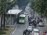 Tăng tần suất xe bus nhanh BRT trong giờ cao điểm