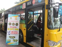 Đi xe bus góp tiền ủng hộ đồng bào miền Trung