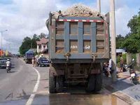 Xe tải chở vật liệu xây dựng - 'Hung thần” trên đường phố Nha Trang