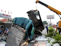 Bình Dương: Xe tải lật ngang đường, tài xế và phụ xe đập cửa kêu cứu